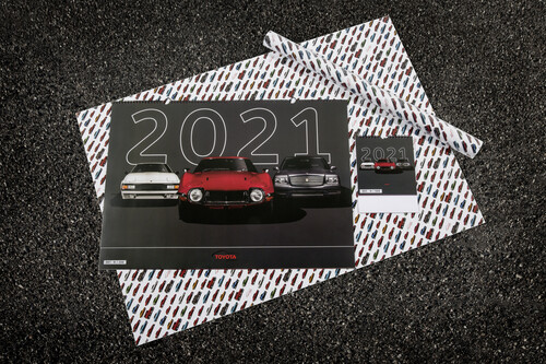 Toyota-Classic-Kalender 2021 mit passendem Geschenkpapier.