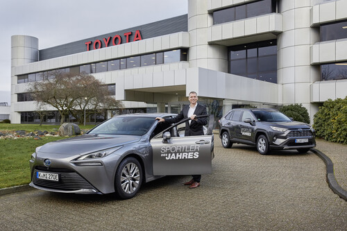 Toyota-Deutschlandchef Andre Schmidt mit einem Mirai, der als Shuttle-Fahrzeug für die „Sportler des Jahres“-Gala eingesetzt wird.