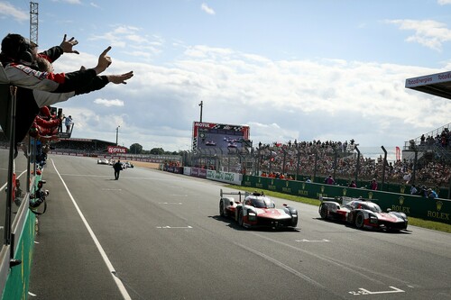 Toyota Gazoo Racing feiert Sieg in Le Mans.