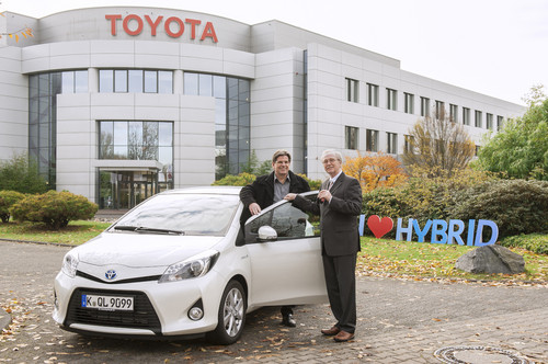 Toyota-Geschäftsführer Lothar Feuser (rechts) überreicht dem Gewinner vor der Deutschlandzentrale in Köln einen neuen Yaris Hybrid.