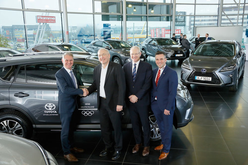 Toyota ist offizieller Partner der deutschen Olympiamannschaft (v.l.): Michael Heise (Toyota Deutschland), Dr. Michael Vesper und Thomas Arnold vom DOSB sowie Alexander Nix (Autohaus Nix).