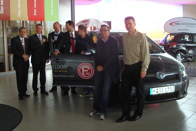 Toyota Kreditbank GmbH und das Autohaus Yvel unterstützen den Nachwuchs von Fortuna Düsseldorf.