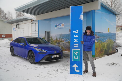 Toyota Mirai an der nördlichsten Wasserstoff-Tankstelle in Schweden.