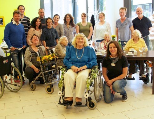 Toyota Mitarbeiter engagieren sich am Freiwilligentag für Senioren.