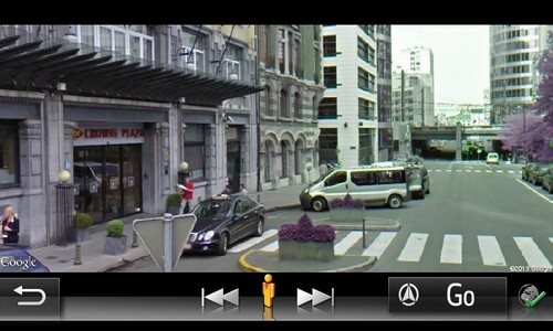 Toyota-Navigation mit Google Street View.
