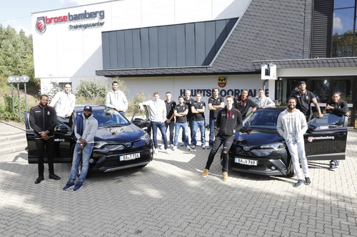 Toyota stattet die Basketballer und die Vereinsführung von Brose Bamberg mit Hybridfahrzeugen aus. 