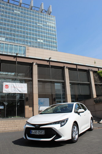 Toyota stellt den Beschäftigten der Uniklinik Köln in der Corona-Zeit 60 Corolla zur Verfügung.