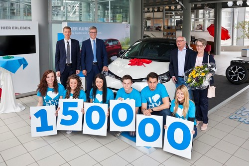 Toyota übergibt 150 000stes Hybridfahrzeug in Deutschland.
