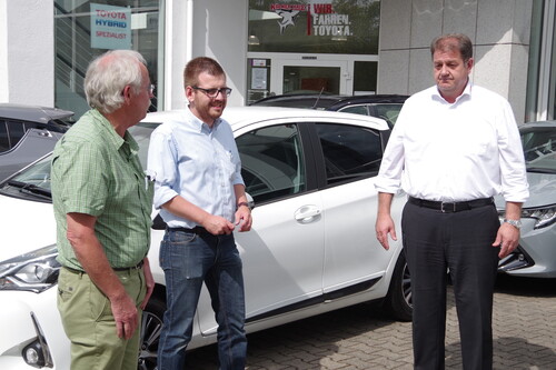 Toyota- und Nissan-Händler Stefan Karst (rechts) muss täglich empörte Kunden beruhigen, die auf die Zulassung ihrer Autos warten.