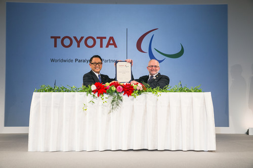 Toyota unterstützt die Paralympischen Speuile bis 2024 (v.l.): Toyota-Präsident Akio Toyoda und IPC-Präsident Sir Philip Craven.