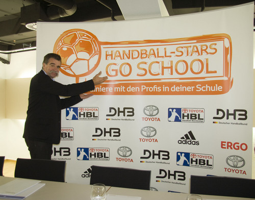 Toyota unterstützt &quot;Handball-Stars go School&quot;. Heiner Brand.