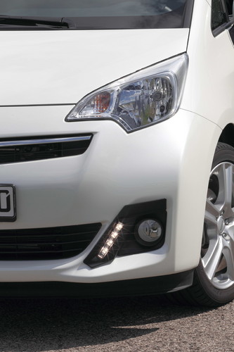 Toyota Verso-S mit LED-Tagfahrleuchten.