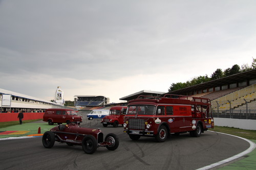 Tradition: Eine Auswahl der Fahrzeuge des Sonderthemas nehmen auf der Start-und-Ziel-Geraden des Hockenheimrings Aufstellung.