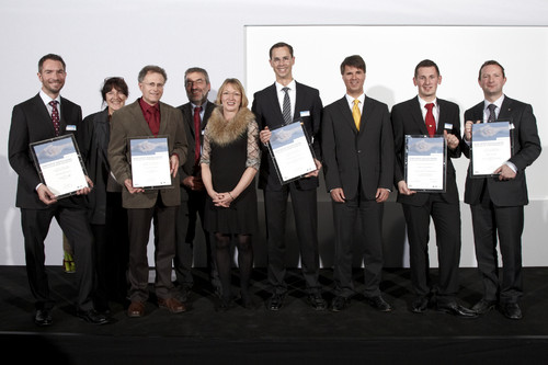 Träger der BMW-Auszeichnung für desellschaftliches Engagement mit Personalvorstand Harald Krüger.