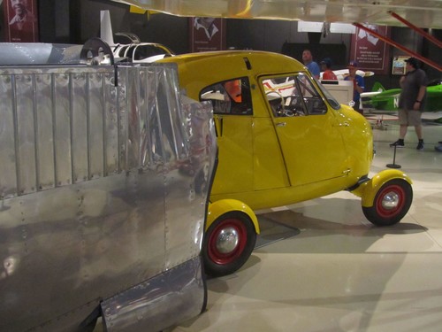Tragflächen und Leitwerk kann das Aerocar wie einen Anhänger hinter sich herziehen.