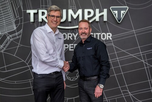 Triumph-Boss Nick Bloor (l.) und Teamchef Bobby Hewitt besiegeln das Motocross-Engagement der Marke in den USA.