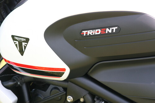 Triumph Trident: Der Schriftzug auf dem Tank stünde auch einem Elektromotorrad gut.