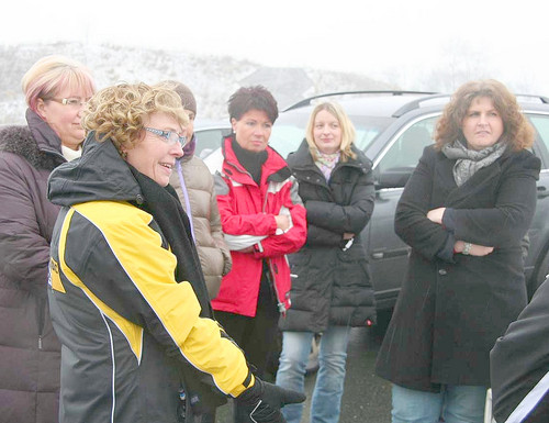 Trotz schlechten Wetter Spaß am Fahrsicherheitstraining beim ADAC: Instruktorin Bettina Tiemann mit ihren Teilnehmerinnen.