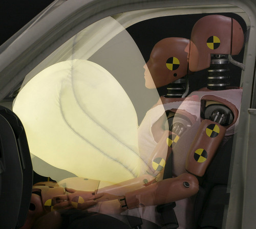 TRW entwickelt adaptive Beifahrer-Front-Airbags, die sich individuell an Körpergröße und -gewicht des jeweiligen Insassen anpassen.
