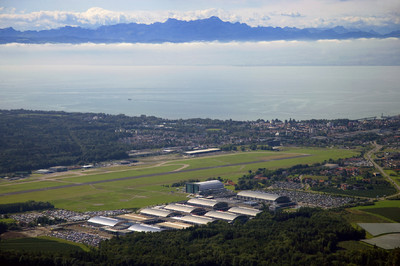 Tuning World Bodensee: Das Messegelände am Flughafen Friedrichshafen samt Bodensee.