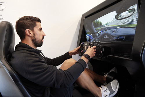 Turbo-für-Talente-Botschafter Sami Khedira im Porsche-Coaching-Mobil.