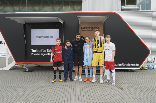 Turbo für Talente: Sami Khedira mit Nachwuchstalenten der fünf Partnervereine vor dem Porsche-Coaching-Mobil.