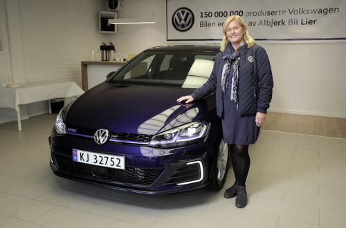 Turid Sedahl Knutsen nahm den 150-millionsten Volkswagen, einen Golf GTE, in Lier (Norwegen) entgegen.