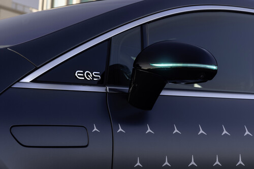 Türkisfarbene Markierungsleuchten eines Mercedes-Benz EQS für Fahrten mit aktiviertem Drive Pilot.