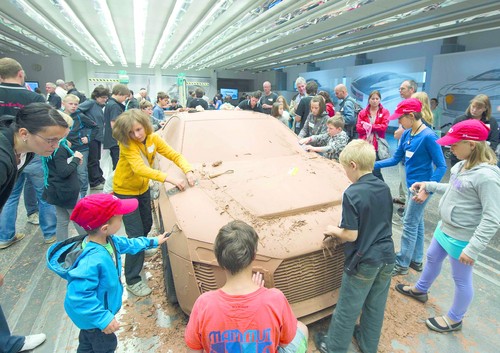 „Türöffner-Tag“ der Sendung mit der Maus bei Audi in Ingolstadt: Am 3. Oktober 2012 können Kinder in der Technischen Entwicklung (TE) an einem sogenannten Clay-Modell im Design kreativ sein, wie hier beim TE-Familientag im Sommer 2012.