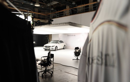 TV-Spot „Bereit wie nie” von Mercedes-Benz und DFB: Die C-Klasse wird in Szene gesetzt.