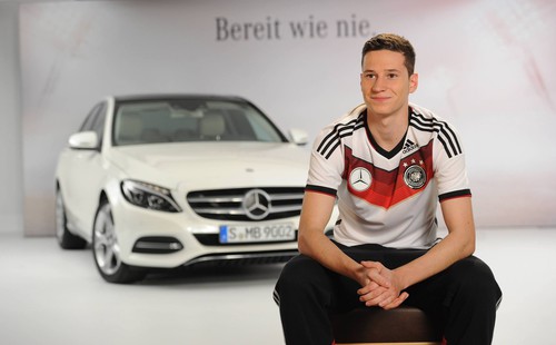 TV-Spot „Bereit wie nie” von Mercedes-Benz und DFB: Julian Draxler mit der C-Klasse.