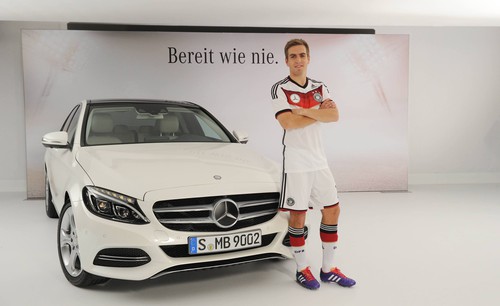 TV-Spot „Bereit wie nie” von Mercedes-Benz und DFB: Kapitän Philipp Lahm mit der C-Klasse.