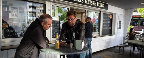 TV-Spot zu Opel Onstar mit BVB-Trainer Jürgen Klopp und Schauspieler Joachim Król (l.).
