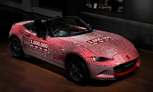 Über 10 000 Fans des Mazda MX-5 durften auf dem einmillionsten Exemplar ihre Unterschrift abgeben. 