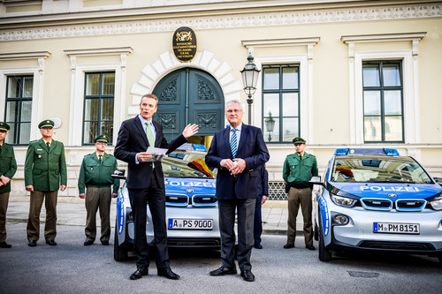Übergabe der BMW i3 an die bayerische Polizei (v.l.): BMW-Vertriebsleiter Peter van Binsbergen und Innenminister Joachim Herrmann.