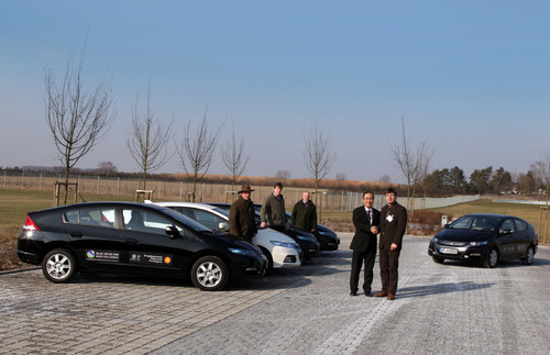 Übergabe der Hybridfahrzeuge (von rechts): Europarc-Vorsitzender Guido Puhlmann, Honda-Deutschland-Präsident Yuishi Fukuda und Vertreter der UNESCO-Biosphärenreservate.