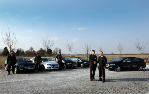 Übergabe der Hybridfahrzeuge (von rechts): Europarc-Vorsitzender Guido Puhlmann, Honda-Deutschland-Präsident Yuishi Fukuda und Vertreter der UNESCO-Biosphärenreservate.