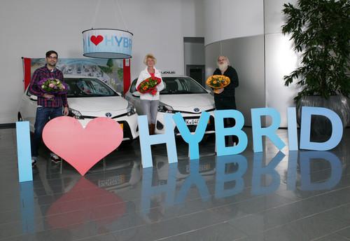 Übergabe der Toyota Yaris Hybrid an die drei Gewinner.