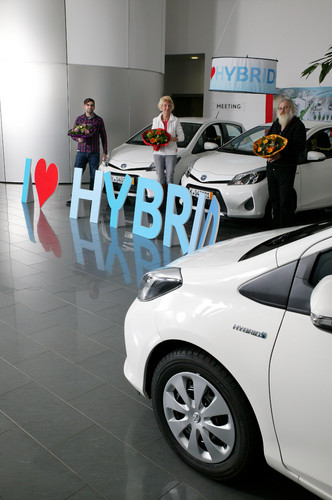 Übergabe der Toyota Yaris Hybrid an die drei Gewinner.