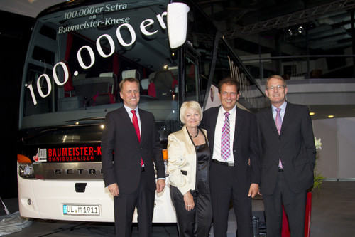 Übergabe des 100 000sten Setra (von links): Setra-Vertriebsleiter Lothar Holder, Angelika und Klaus Knese sowie Hartmut Schick, Leiter Daimler Buses.
.