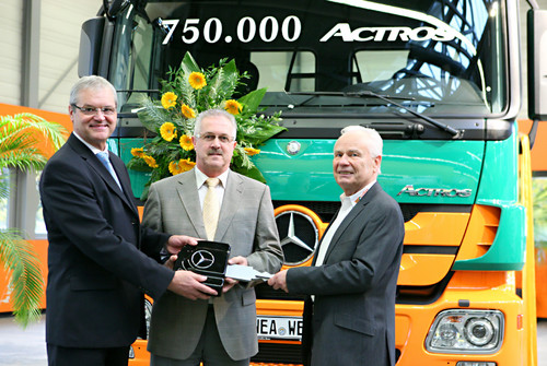 Übergabe des 750 000sten Mercedes-Benz Actros (von links): Lkw-Vertriebschef Thomas Witzel, Produktionsleiter Helmut Bachmann und Edmund Weber, Mitglied der Geschäftsleitung Weber-Betonwerke.