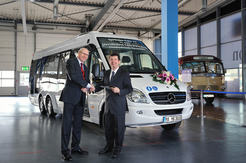 Übergabe des ersten Mercedes-Benz Sprinter City 77: Roland Sarbais, Leiter Verkauf Mercedes-Benz Omnibusse Region West, und Christian Winzenhöler, Geschäftsführer des Omnibusbetriebs Winzenhöler
