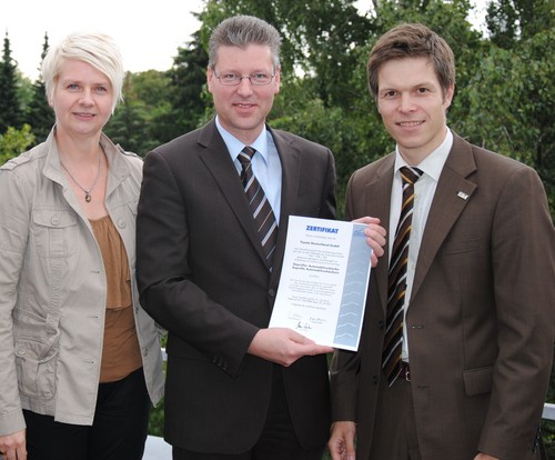 Übergabe des GAV-Zertifikats (von links): Birgit Behrens (ZDK) sowie Friedhelm Vennhoff und Jürgen Christofzik von Toyota Deutschland.