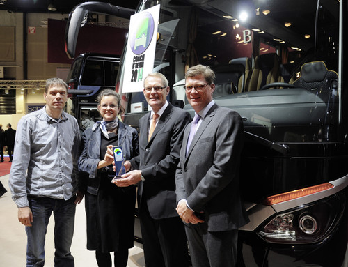Übergabe des „Green Coach Award 2013“: (von links nach rechts) Sascha Böhnke (Technischer Redakteur), Chefredakteurin Anne Katrin Wieser, Daimler-Bus-Chef Hartmut Schick und Marketing-Leiter Till Oberwörder.