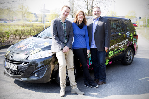 Übergabe des Mazda5 an das SOS-Kinderdorf Düsseldorf-Garath (von links): Pädagoge Björn van den Bruck, Kinderdorfmutter Kathrin Ruhland und Einrichtungsleiter Herbert Stauber. 