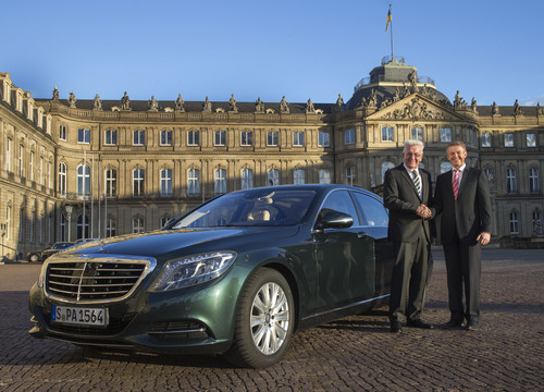 Übergabe des neuen Dienstwagens: Der baden-württembergische Ministerpräsident Winfried Kretschmann (links) mit Daimler-Vorstand Prof. Dr. Thomas Weber,
