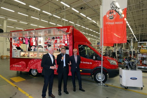 Übergabe des neuen Fanmobils für den 1. FC. Köln (von links): Clubpräsident Werner Spinner, Ford-Deutschlandchef Bernhard Mattes und FC-Geschäftsführer Alexander Wehrle.