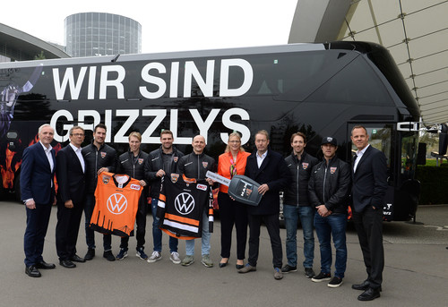 Übergabe des neuen Mannschaftsbusses an das Eishockey-Team der Grizzlys Wolfsburg.
