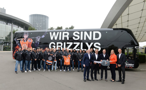 Übergabe des neuen Mannschaftsbusses in der Autostadt an das Eishockey-Team der Grizzlys Wolfsburg.