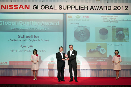 Übergabe des Nissan 201CGlobal Quality Award201D 2012 (von links): Toshiyuki Shiga, COO Nissan und Matthias Zink, Präsident Schaeffler Automotive Asia-Pacific.